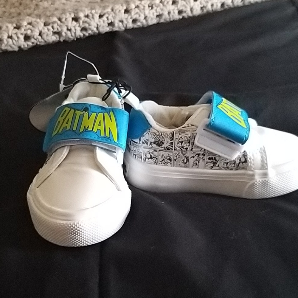 Toddler boys size 6 batman tennis shoes